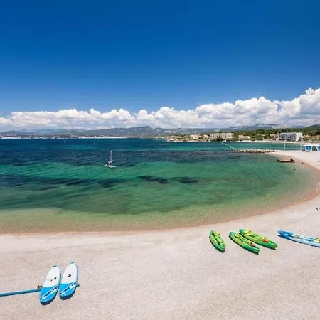 With Terrace & Pool Apartamento Six-Fours-les-Plages
